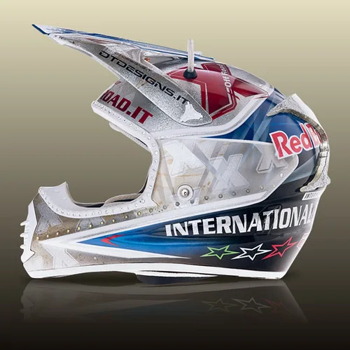 Personalità freestyle. — Aerografia e grafica coordinata per un casco da freestyle.