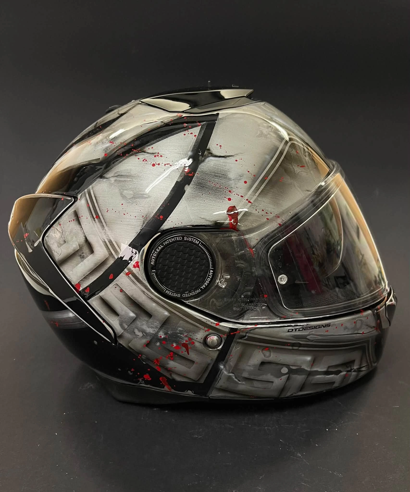 Gladiator. Aerografia su casco. — Un casco personalizzato con una grafica ispirata al gladiatore: toni metallici, contrasti neri e accenti rossi.