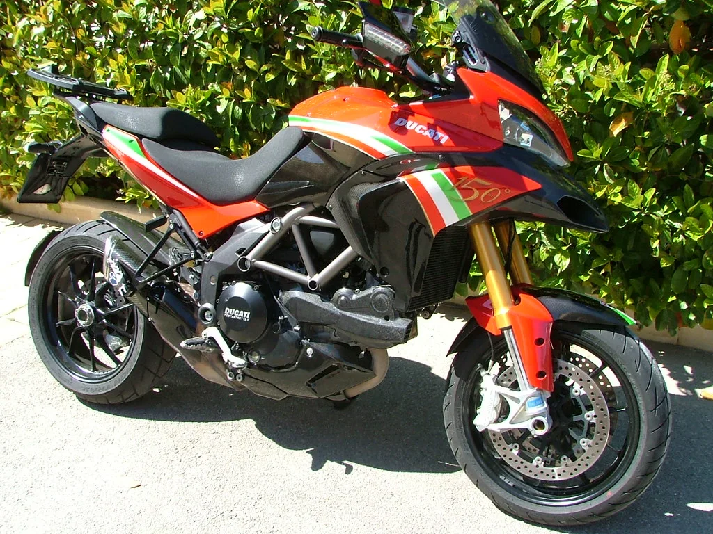 Ducati. Identità tricolore. — Dettagli tricolore e superfici effetto carbonio per una personalizzazione coordinata.