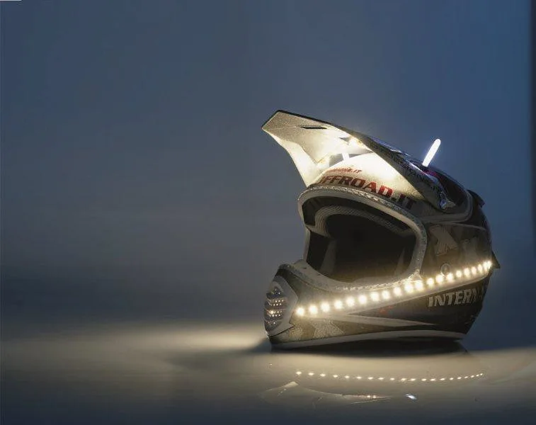 Casco aerografato DT Designs, con dettagli luminosi e finitura personalizzata