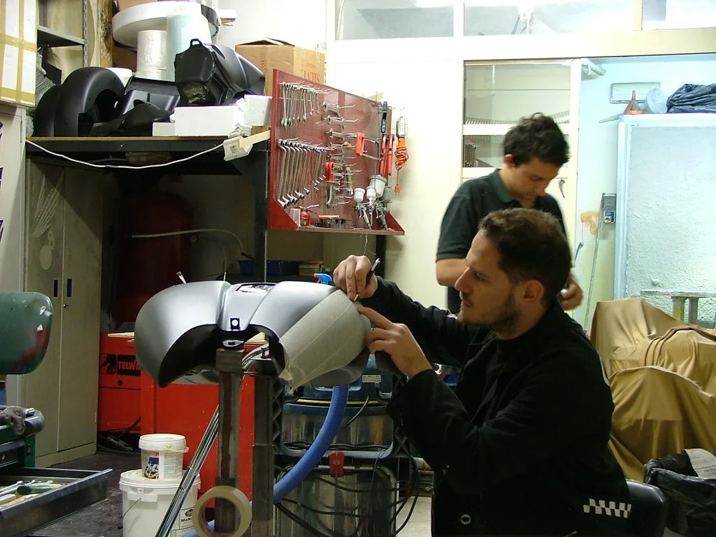 Lavorazione manuale di aerografia nel laboratorio DT Designs
