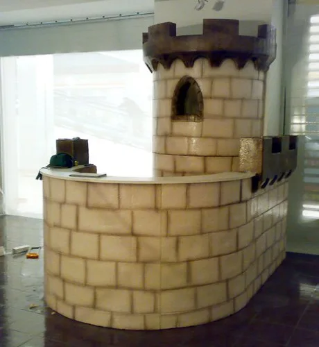 Un bancone, una scenografia. — Volumi e dettagli decorativi trasformano un bancone in un piccolo castello.
