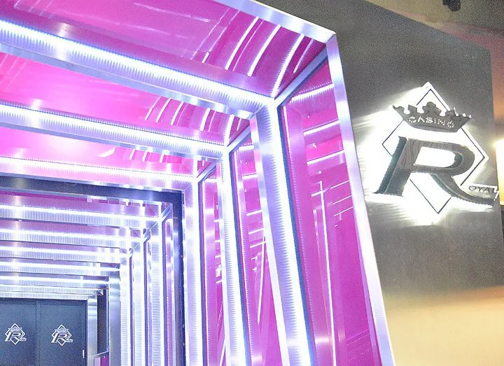 Uno spazio che si accende. — Un ingresso caratterizzato da strutture geometriche, luce e comunicazione visiva.