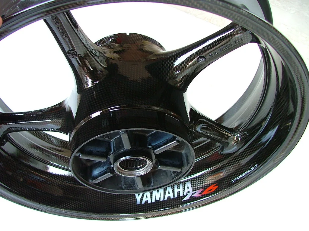 Carbonlook, fino al dettaglio. &mdash; Una lavorazione ad effetto carbonio applicata a un cerchio Yamaha.