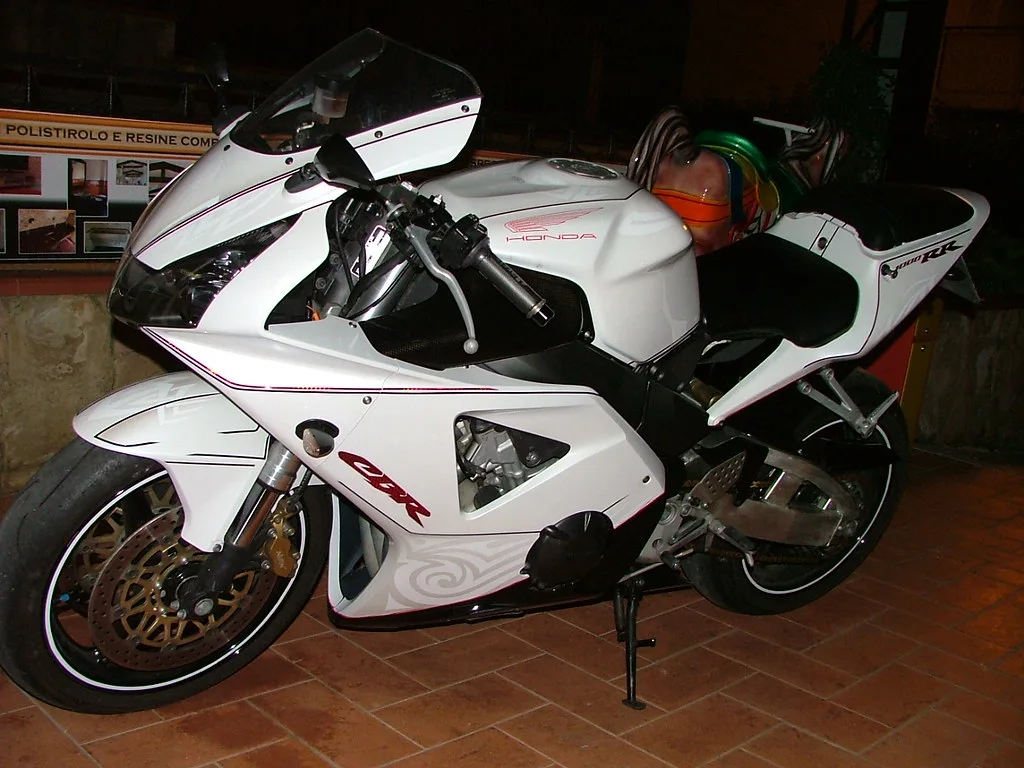 Una nuova veste per Honda. &mdash; Una personalizzazione coordinata dei componenti e del serbatoio.
