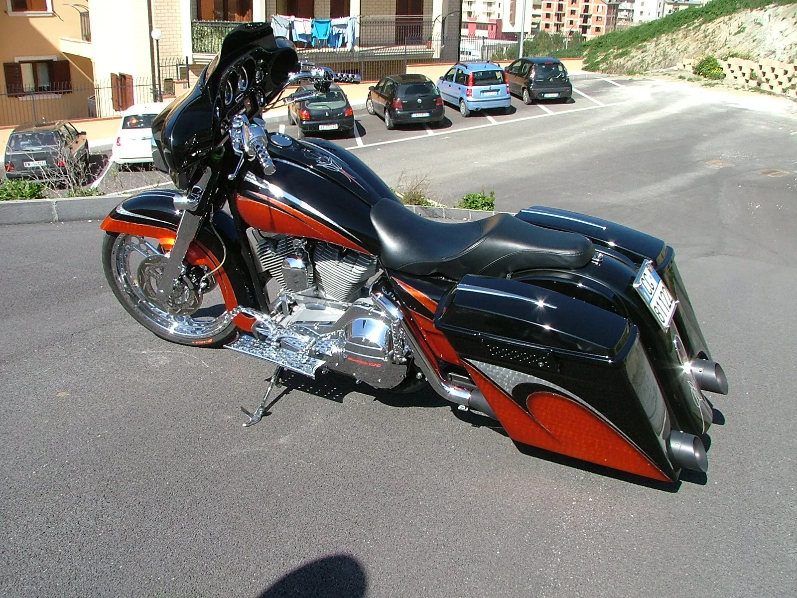 Una firma sulle due ruote. &mdash; Personalizzazione di una moto custom attraverso colore e decorazione.